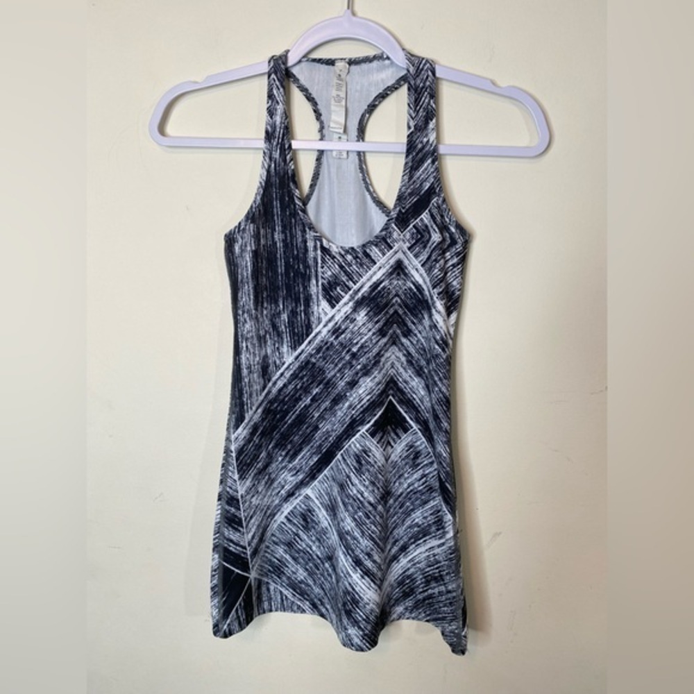 Lululemon Size 2 Racerback Heat Wave White Black Tank Top.